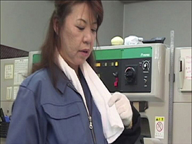 働く熟年おばさん職場で我慢できずに若いチ○ポを貪りまくる！ベスト4時間　サンプル画像03